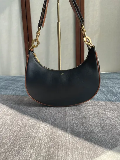Picture of AVA STRAP HANDBAG SIZE: 24137 MODEL: 196923