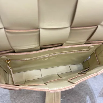 Picture of BV BOTTEGA VENETA CASSETTE BAG SIZE: 23X15CM