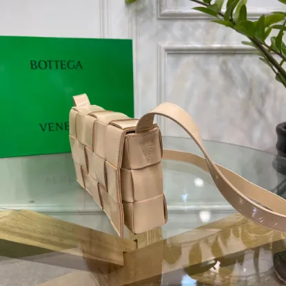 Picture of BV BOTTEGA VENETA CASSETTE BAG SIZE: 23X15CM