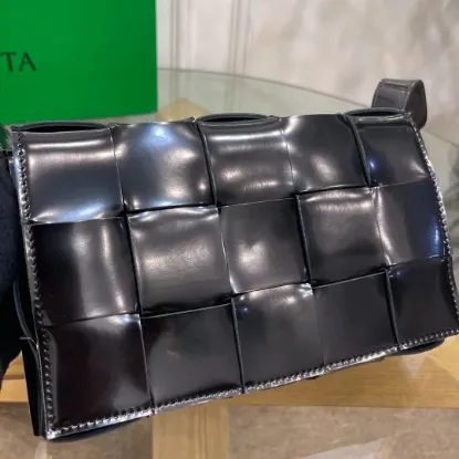 Picture of BV BOTTEGA VENETA CASSETTE BAG SIZE: 23X15CM BLACK