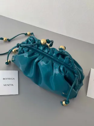 Picture of BV BOTTEGA VENETA CLOUD BAG SIZE:23X13CM