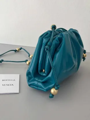Picture of BV BOTTEGA VENETA CLOUD BAG SIZE:23X13CM