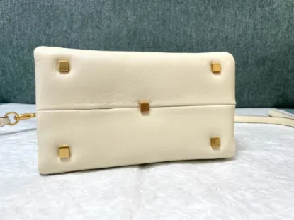 Picture of Valentin0 Model:1186 Size:18.5 x15x11cm