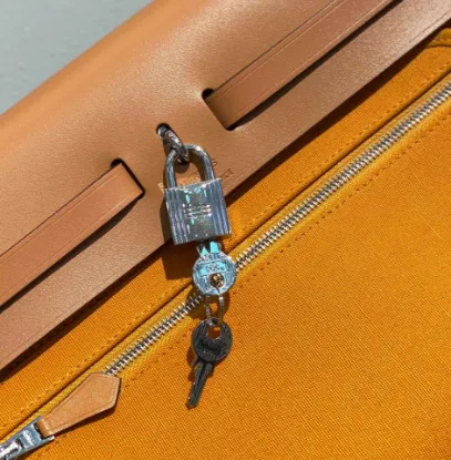 Picture of Canvas bag Size: 31*15*10cm