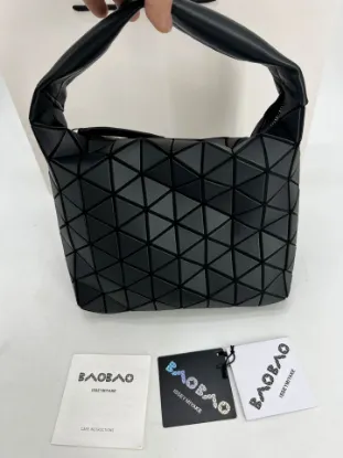Picture of Miyake Life Size: 25x33x7cm 23x27x7cm