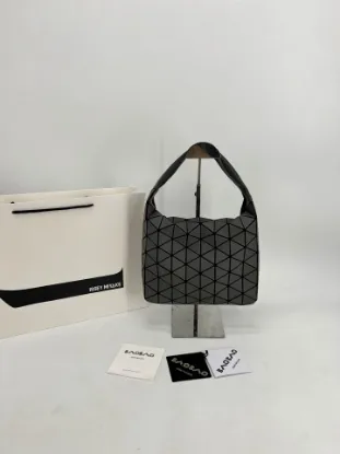 Picture of Miyake Life Size: 25x33x7cm 23x27x7cm