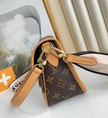 Picture of Louis Vuitton Retro Underarm Crossbody Bag