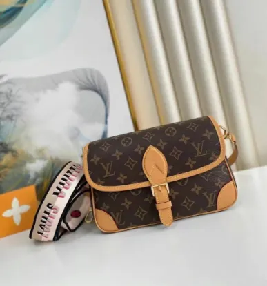 Picture of Louis Vuitton Retro Underarm Crossbody Bag