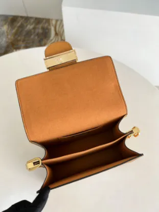 Picture of Louis Vuitton Size 20 x 15 x 9 cm