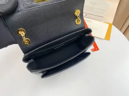Picture of Louis Vuitton Size 21x15x8 CM