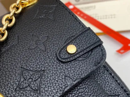 Picture of Louis Vuitton Size 21x15x8 CM