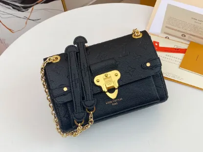 Picture of Louis Vuitton Size 21x15x8 CM