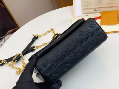 Picture of Louis Vuitton Size 21x15x8 CM