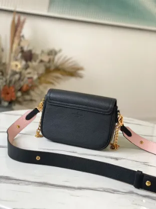 Picture of Louis Vuitton Size: 19 x 13 x 8 cm