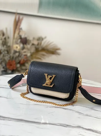 Picture of Louis Vuitton Size: 19 x 13 x 8 cm