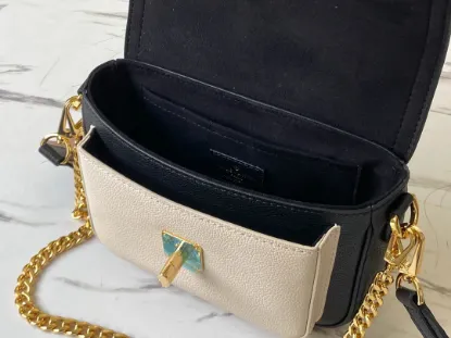Picture of Louis Vuitton Size: 19 x 13 x 8 cm