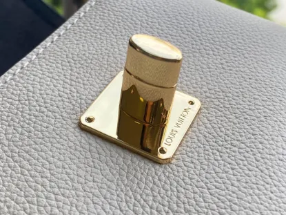 Picture of Louis Vuitton Size: 19 x 13 x 8 cm