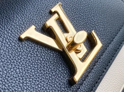 Picture of Louis Vuitton Size: 19 x 13 x 8 cm