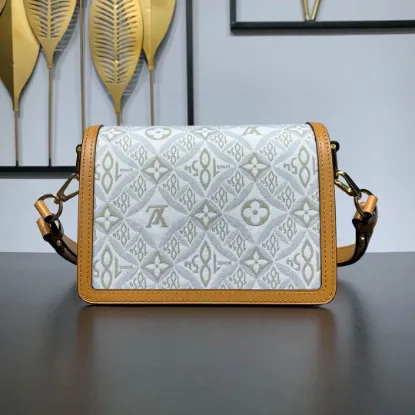 Picture of Louis Vuitton Size: 20 x 15 x 9 cm