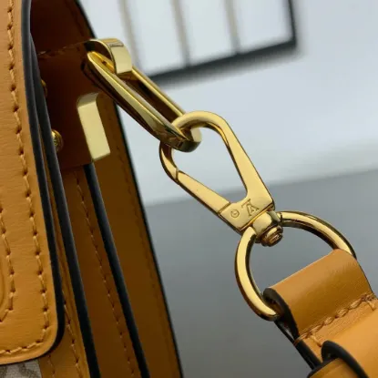 Picture of Louis Vuitton Size: 20 x 15 x 9 cm