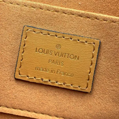 Picture of Louis Vuitton Size: 20 x 15 x 9 cm