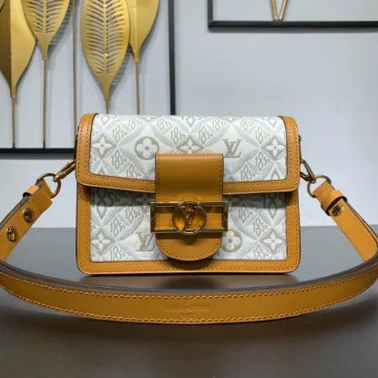Picture of Louis Vuitton Size: 20 x 15 x 9 cm