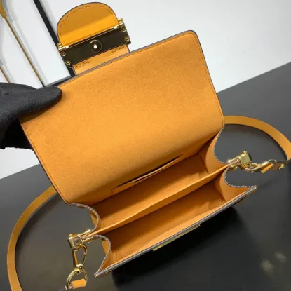 Picture of Louis Vuitton Size: 20 x 15 x 9 cm