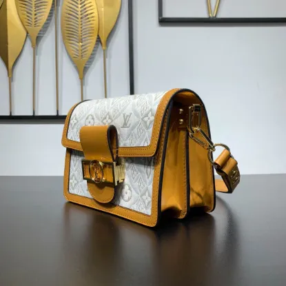 Picture of Louis Vuitton Size: 20 x 15 x 9 cm