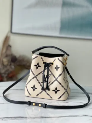 Picture of Louis Vuitton Size: 20 x 20 x 13 cm