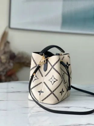 Picture of Louis Vuitton Size: 20 x 20 x 13 cm