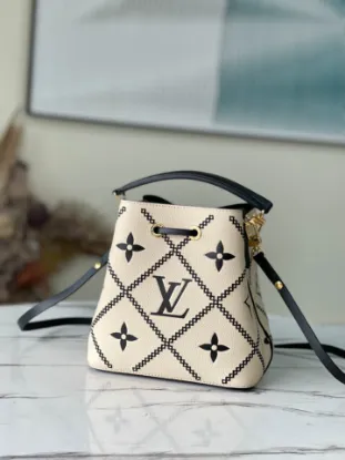 Picture of Louis Vuitton Size: 20 x 20 x 13 cm