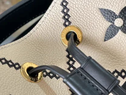 Picture of Louis Vuitton Size: 20 x 20 x 13 cm