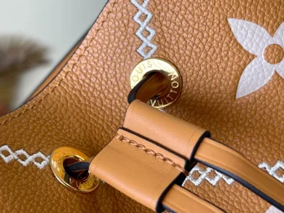Picture of Louis Vuitton Size: 20 x 20 x 13 cm