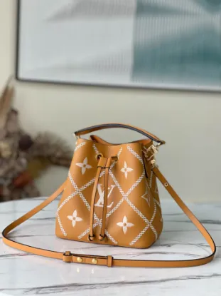 Picture of Louis Vuitton Size: 20 x 20 x 13 cm