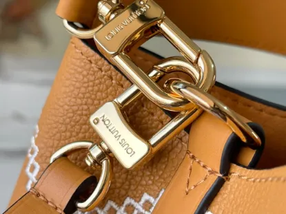 Picture of Louis Vuitton Size: 20 x 20 x 13 cm