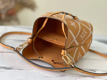 Picture of Louis Vuitton Size: 20 x 20 x 13 cm
