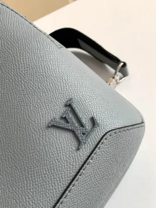 Picture of Louis Vuitton Size: 20.0 x 31.0 x 10.0 cm