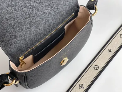 Picture of Louis Vuitton Size: 21 x 15 x 6.5 cm