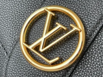Picture of Louis Vuitton Size: 21 x 15 x 6.5 cm