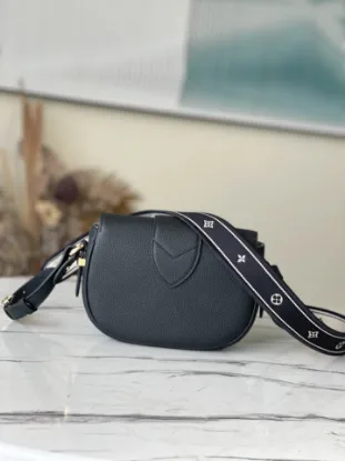 Picture of Louis Vuitton Size: 21 x 15 x 6.5 cm