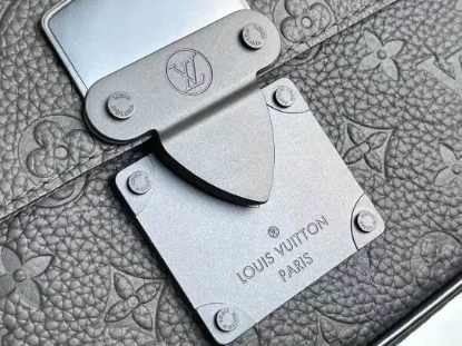 Picture of Louis Vuitton Size: 22 x 18 x 8 cm