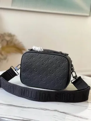Picture of Louis Vuitton Size: 22 x 18 x 8 cm