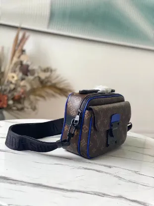 Picture of Louis Vuitton Size: 22 x 18 x 8 cm