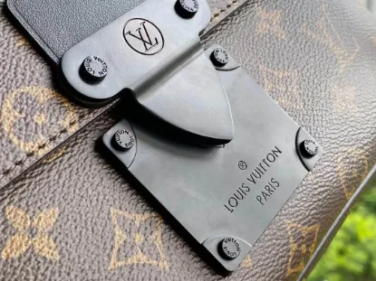 Picture of Louis Vuitton Size: 22 x 18 x 8 cm