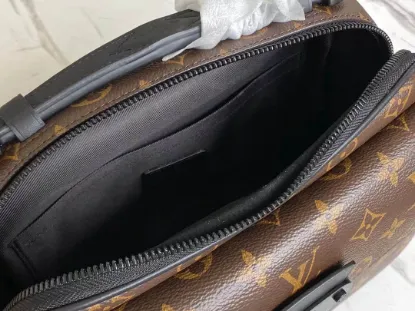 Picture of Louis Vuitton Size: 22 x 18 x 8 cm
