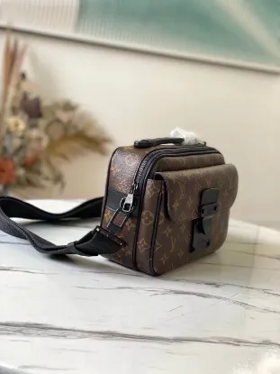 Picture of Louis Vuitton Size: 22 x 18 x 8 cm