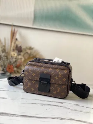 Picture of Louis Vuitton Size: 22 x 18 x 8 cm