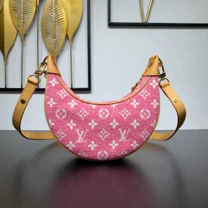 Picture of Louis Vuitton Size: 23 x 13 x 6 cm