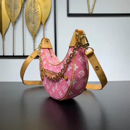 Picture of Louis Vuitton Size: 23 x 13 x 6 cm