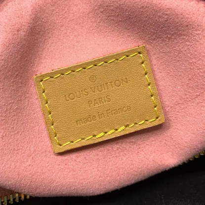 Picture of Louis Vuitton Size: 23 x 13 x 6 cm